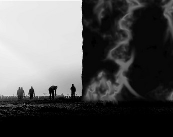 photo noir et blanc avec plusieurs silhouettes au loin